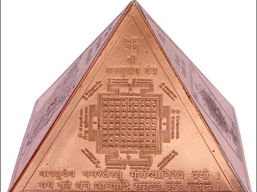 घरातील सदस्य जास्तीत जास्त वेळ घालवतील अशा ठिकाणी वास्तू पिरॅमिड लावा. वास्तु पिरॅमिडची उजवी दिशा जर आपण वास्तू दिशेबद्दल बोललो तर वास्तुशास्त्रात दिशा खूप महत्त्वाची आहे. दिशेनुसार वास्तु पिरॅमिड नेहमी घराच्या ईशान्य कोपऱ्यात ठेवावा. हे असे ठिकाण आहे जे जास्तीत जास्त ऊर्जेचे केंद्र मानले जाते आणि या दिशेला वास्तु पिरॅमिड ठेवल्याने तुमच्या घरातील उर्जेचे संतुलन राखण्यास मदत होते. तुम्ही तुमचे मंदिर ईशान्य दिशेला देखील ठेवू शकता कारण मंदिराच्या दिशेभोवती ठेवलेला वास्तु पिरॅमिड सकारात्मक ऊर्जा प्रसारित करतो.