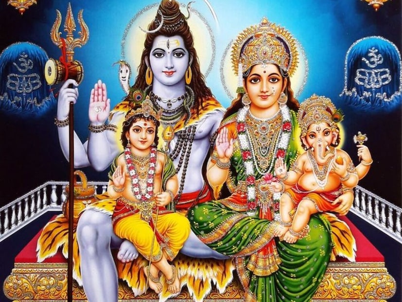 हिंदूधर्मात श्रावण महिना अत्यंत पवित्र मानला जातो. या महिन्यात शंकर आणि माता पार्वतीची भक्तिभावाने पूजा करणाऱ्या भक्तांच्या सर्व इच्छा पूर्ण होतात, असं म्हटलं जातं. उत्तर भारतीय पंचांगानुसार यंदा 22 जुलैपासून (सोमवार) श्रावण महिना सुरू झाला आहे आणि 19 ऑगस्टला संपणार आहे. तर मराठी पंचांगानुसार 5 ऑगस्टपासून श्रावणाची सुरुवात होत आहे.  हिंदूधर्मात श्रावण महिना अत्यंत पवित्र मानला जातो. या महिन्यात शंकर आणि माता पार्वतीची भक्तिभावाने पूजा करणाऱ्या भक्तांच्या सर्व इच्छा पूर्ण होतात, असं म्हटलं जातं. उत्तर भारतीय पंचांगानुसार यंदा 22 जुलैपासून (सोमवार) श्रावण महिना सुरू झाला आहे आणि 19 ऑगस्टला संपणार आहे. तर मराठी पंचांगानुसार 5 ऑगस्टपासून श्रावणाची सुरुवात होत आहे.