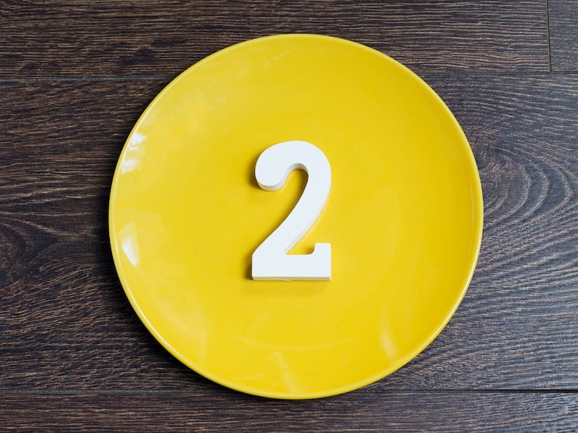 नंबर 2 : (तुमचा जन्म कोणत्याही महिन्याच्या 2, 11, 20, 29 यांपैकी कोणत्याही तारखेला झाला असेल, तर हे भविष्य तुम्हाला लागू होतं.)जर तुमचे कायदेशीर प्रकरण सुरू असेल तर त्यात विलंबाने यश मिळू शकते. मुलांशी संबंधित नकारात्मक बातमी समजल्याने दिवस खराब जाईल. नवीन घर खरेदीसाठी दिवस चांगला आहे. कोळसा, शिसं किंवा लोखंडाच्या उत्पादनात गुंतवणूक फायदेशीर ठरू शकते. एखाद्या व्यक्तीला आदर्श मानताना सावध राहा, कारण नंतर तुमचा भ्रमनिरास होऊ शकतो. Lucky Number : 9 Lucky Colour : Purple