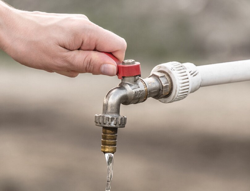 जुन्या जलवाहिनीचं काम करण्यासाठी तर नव्याने टाकण्यात आलेल्या जलवाहिनीचं काम करण्यासाठी पाणीपुरवठा 30 ऑगस्टरोजी बंद ठेवण्यात येणार आहे. त्यामुळे नागरिकांचे हाल होण्याची शक्यता आहे. योग्य तो पाणीसाठा करुन ठेवावा असं आवाहन पालिकेनं केलं आहे. 