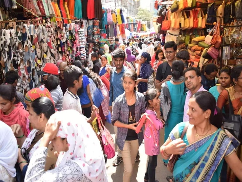 तुळशीबाग मार्केट - तुळशीबाग मार्केट हे पुण्यातील अतिशय जुने मार्केट आहे. दगडूशेठ गणपतीच्या दर्शनाला आल्यावर अनेक जण इथे आवर्जून भेट देत असतात. इथे ज्वेलरी, कपडे, चप्पल व इतर घरगुती वस्तू मिळतात. त्यामुळे पुण्यात फिरायला आल्यावर या ठिकाणाला नक्की भेट देऊ शकतात. 