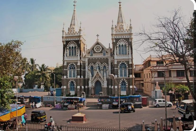 माऊंट मेरी चर्च - पोर्तुगालमधील ख्रिस्ती धर्मगुरूंनी 16व्या शतकात मदर मेरीची मूर्ती इथे आणून चर्चची बांधणी केली. ‘बेसिलिका ऑफ अवर लेडी ऑफ द माऊंट’ या नावाने ओळखले जाणारे चर्च पहिल्यांदा 1640 साली बांधले गेले. वांद्रे येथील बँड स्टॅडच्या समुद्रसपाटीपासून अर्धा किलोमीटरवर आणि 80 मीटर उंच टेकडीवरील या चर्चला शेकडो वर्षांचा इतिहास आहे.