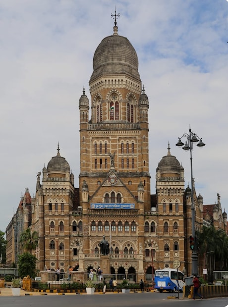 बृहन्मुंबई महानगरपालिका - 1893 मध्ये देशात पहिली बृहन्मुंबई महानगरपालिका स्थापन करण्यात आली. महानगरपालिकेची ही प्रचंड मोठी इमारत आहे. त्याची रचना अत्यंत कल्पकतेने करण्यात आली आहे. सामान्यांपासून राजकीय व्यक्तींपर्यंत सगळ्यांमध्ये कायमच मुंबई महानगरपालिकेची चर्चा रंगत असते.