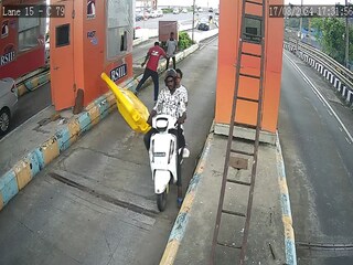 सी लिंकवर दुचाकीस्वाराची दादागिरी 