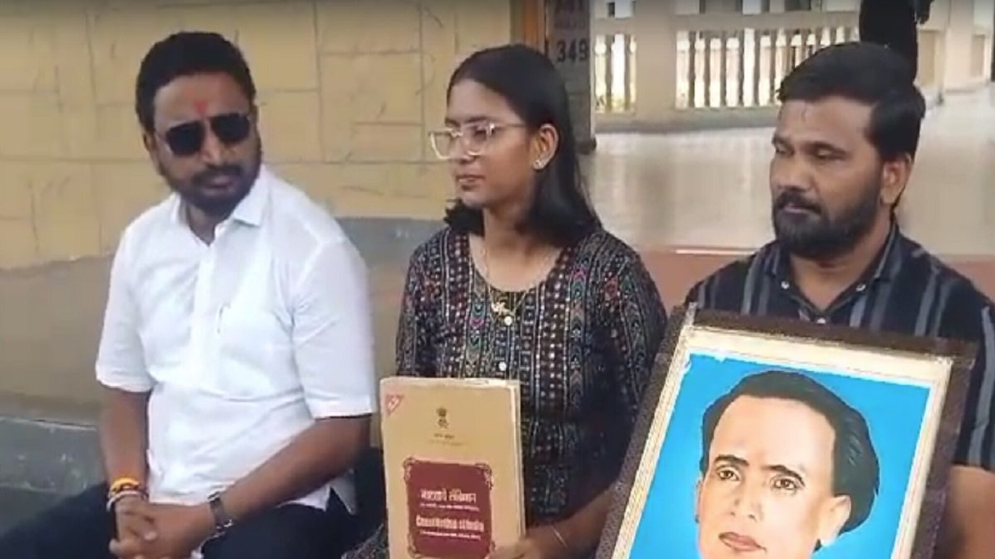 मनेसविरोधात मिटकरींनी थोपटले दंड, मुलीसह पोलीस स्टेशनसमोर बसले आंदोलनाला