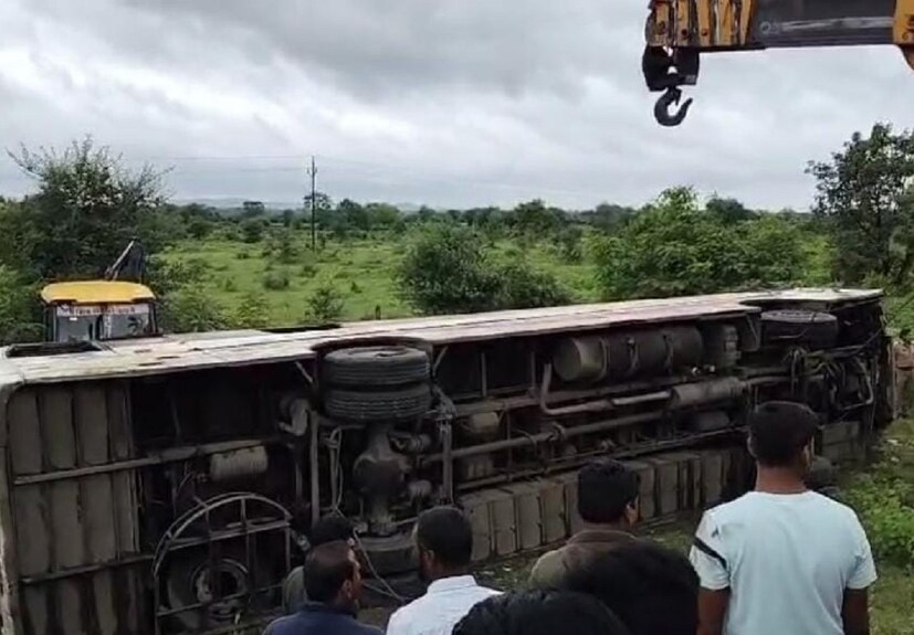 शिवशाही बसच्या या अपघातात २५ पेक्षा जास्त जण जखमी झाले असल्याची माहिती समजते.