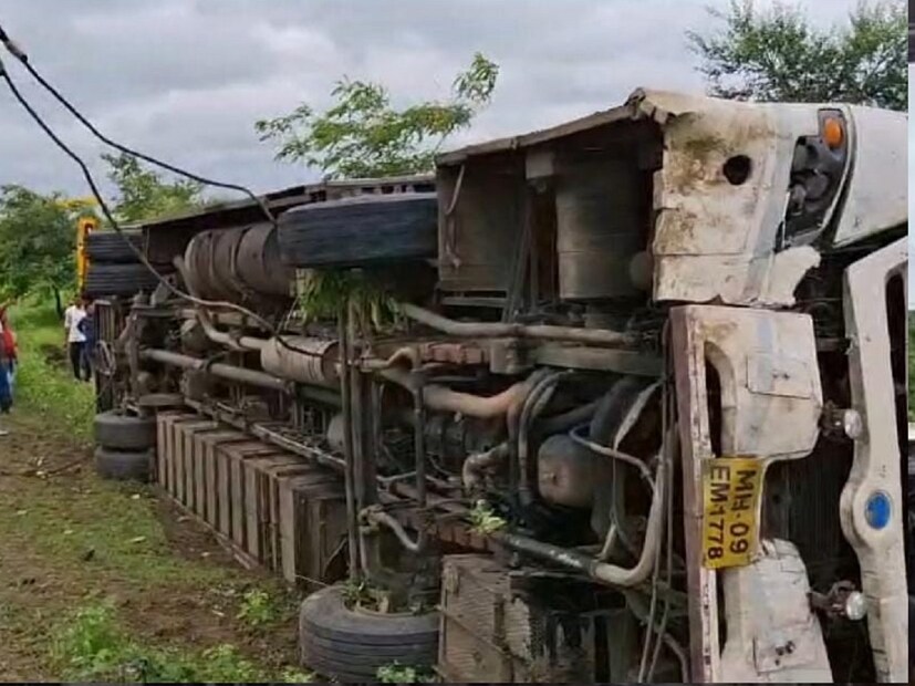 नागपूरवरून अकोल्याला बस निघाली होती. गाईला वाचवण्याच्या प्रयत्नात बस उलटली.