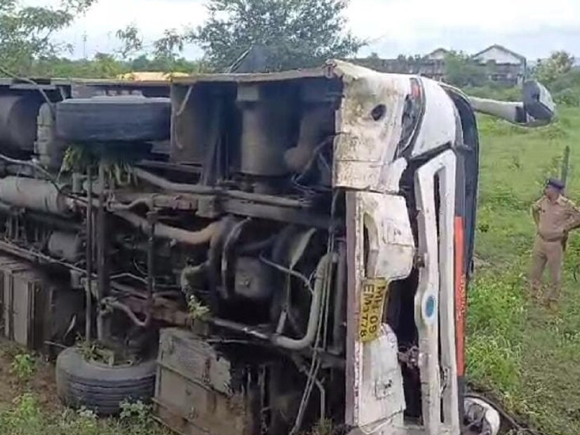 शिवशाही बसच्या अपघातामुळे महामार्गावर वाहतूक कोंडी झाली. वाहनांच्या रांगा लागल्या असून नागपूर-मुंबई महामार्ग एका बाजूने बंद झाला आहे.