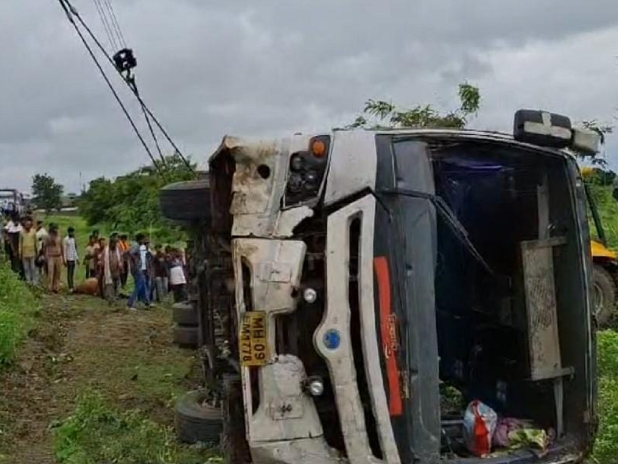 नागपूर-अकोला शिवशाही बसचा भीषण अपघात, 30 प्रवाशांसह बस उलटली; PHOTO आले समोर