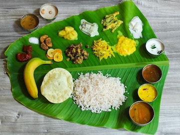 Knowledge : ताटाऐवजी केळीच्या पानावरच का जेवतात साऊथ इंडियन? Knowledge : ताटाऐवजी केळीच्या पानावरच का जेवतात साऊथ इंडियन?