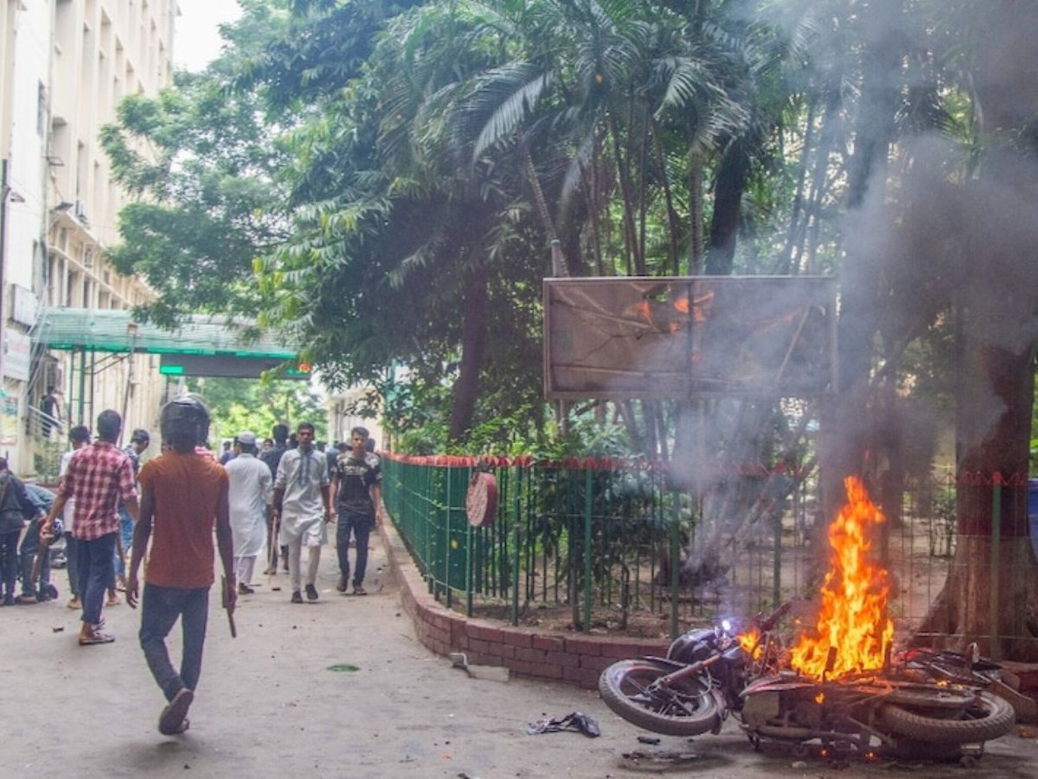 Bangladesh Violence : हिंदूंवर हल्ले, रस्त्यावर रक्तपात; शेख हसीनांनी देश सोडल्यानंतर बांगलादेशात आणखी 100 जण ठार