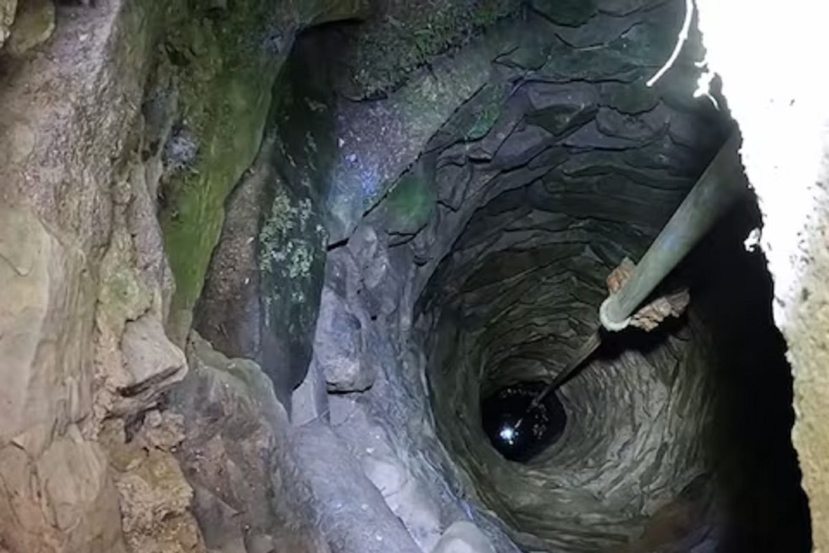 जंगल में कई साल पुराना एक कुआँ था, उसमें एक कैमरा लगा हुआ था; वीडियो देखकर हर कोई हैरान रह गया जंगल में कई साल पुराना एक कुआँ था, उसमें एक कैमरा लगा हुआ था; वीडियो देखकर हर कोई हैरान रह गया