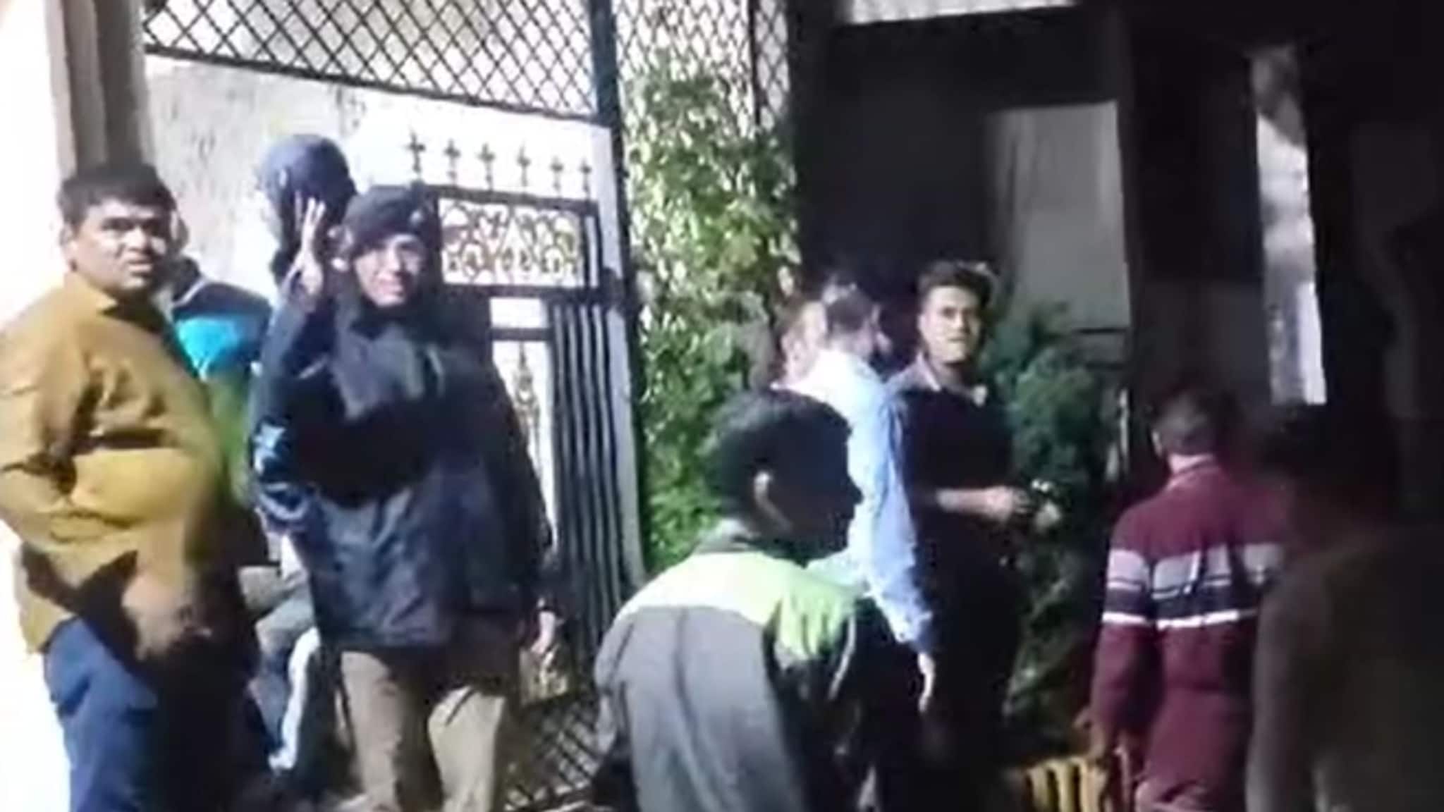 मोठी बातमी! शिवसेना ठाकरे गटाच्या नेत्याच्या घरावर पोलिसांचा छापा; झडतीमध्ये मिळाल्या धक्कादायक वस्तू