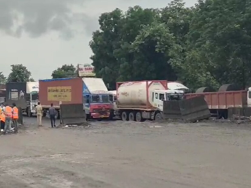 नाशिक महामार्गावर पडलेल्या खड्ड्यांची पाहणी करण्यासाठी महाराष्ट्राचे मुख्यमंत्री एकनाथ शिंदे आले होते. त्यांचाच गाड्यांचा ताफा वाशिंद येथील झालेल्या ट्राफिक मध्ये अडकला.