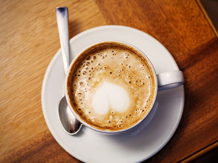 ग्रीन टी हा हृदयाच्या आरोग्यासाठी चांगला आहे. रिसर्चनुसार, ग्रीन टीमध्ये असलेला पॉलीफेनॉल नावाचा घटक कॅफिनचे हानिकारक इफेक्ट्स काढून टाकतो. त्यामुळे ग्रीन टी आरोग्यासाठी अधिक फायदेशीर ठरतो.