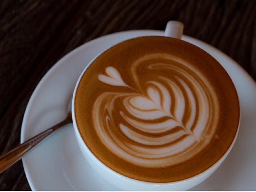 योग्य जीवनशैली आणि योग्य आहार घेऊन हे आजार टाळता येतात. कॉफी आणि ग्रीन टीचं सेवन हृदयाच्या आरोग्यासाठी खूप फायदेशीर मानलं जाते. पण, ग्रीन टी आणि कॉफी यापैकी कोणतं पेय आरोग्यासाठी अधिक फायदेशीर आहे? याबद्दल बहुतांशी लोक संभ्रमात असतात. अशांसाठी ही बातमी महत्त्वाची आहे. 