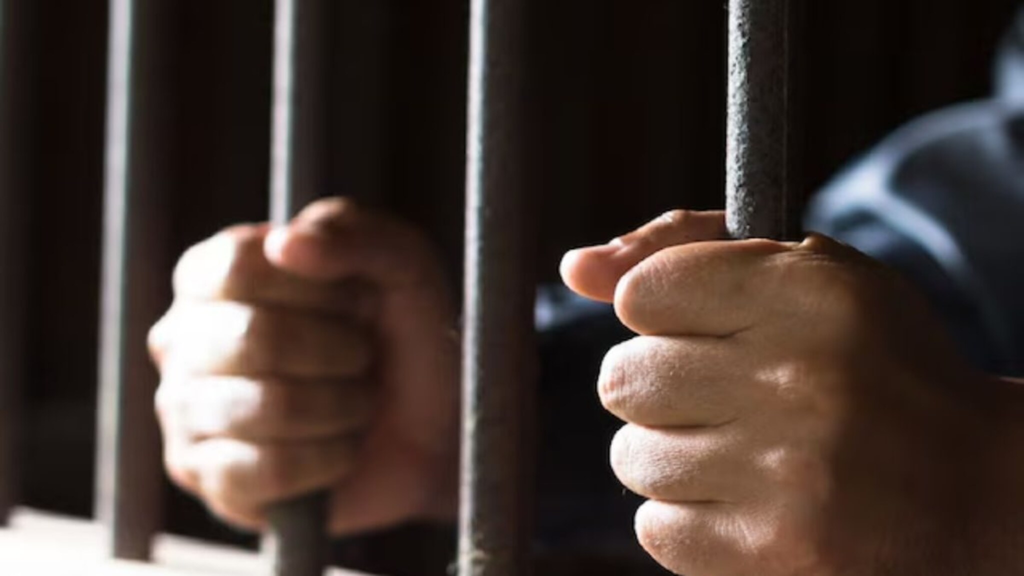 सहलीसाठी गोव्याला निघालेल्या वसईतील पोलिसांकडून तरुणीच्या अपहरणाचा प्रयत्न; ग्रामस्थांनी बेदम चोपलं, 5 जणांना अटक