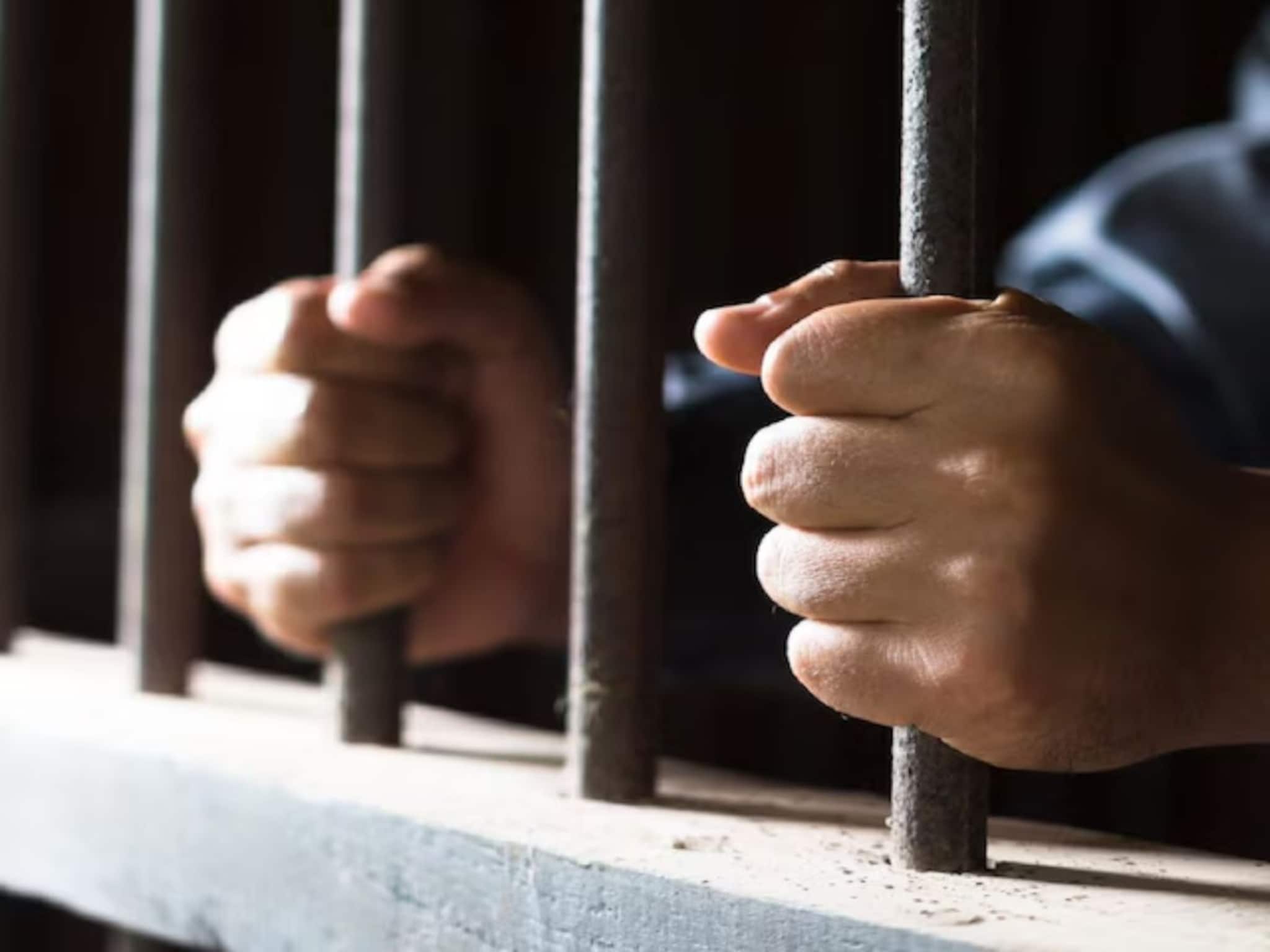 सहलीसाठी गोव्याला निघालेल्या वसईतील पोलिसांकडून तरुणीच्या अपहरणाचा प्रयत्न; ग्रामस्थांनी बेदम चोपलं, 5 जणांना अटक