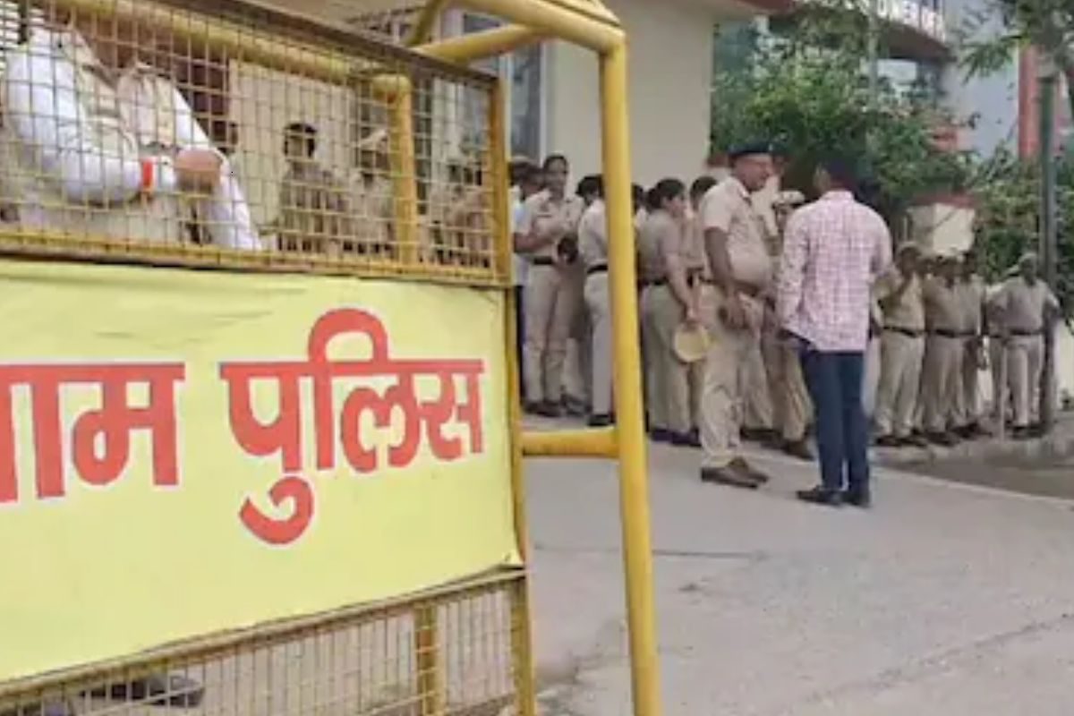 घर में बाहर से लगा था ताला, दरवाजा तोड़ते ही अंदर दिखा करोड़ों रुपये का ‘माल’, पुलिस भी रह गई हैरान घर में बाहर से लगा था ताला, दरवाजा तोड़ते ही अंदर दिखा करोड़ों रुपये का ‘माल’, पुलिस भी रह गई हैरान