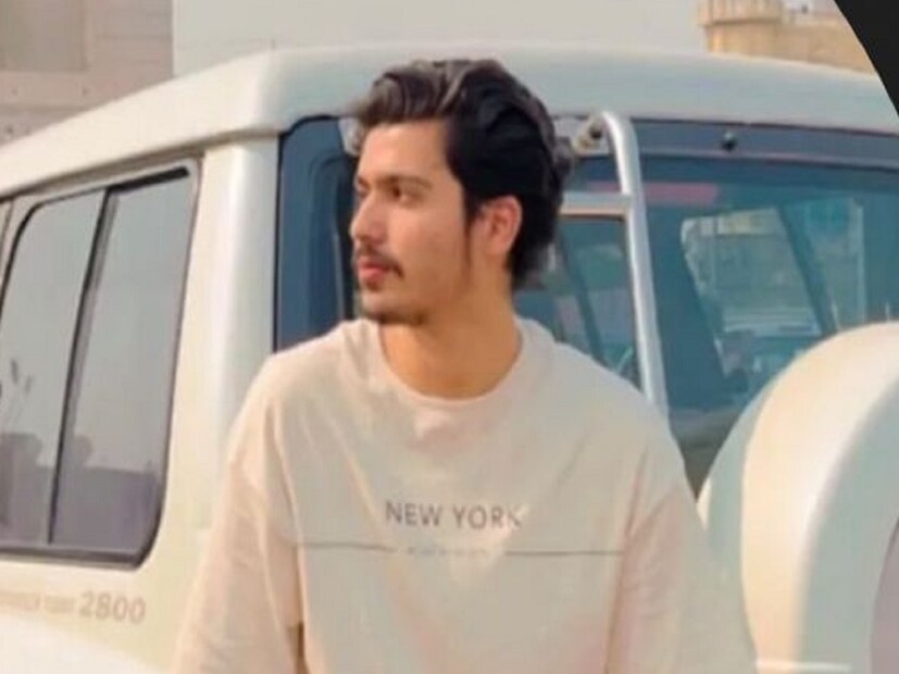 ध्रृव हा मेडीकल कॉलेजच्या जवळ असलेल्या सनसिटी बिल्डींगमध्ये राहत होता. काल ध्रृवने आरुषीला आपल्या फ्लॅटवर बोलावून घेतले होते. तुझे दुसऱ्या मुलासोबत प्रेमसंबध आहेत असे म्हणत यावरुन प्रियकर ध्रृव आणि आरुषीची यांच्यात जोरात वादावादी झाली.