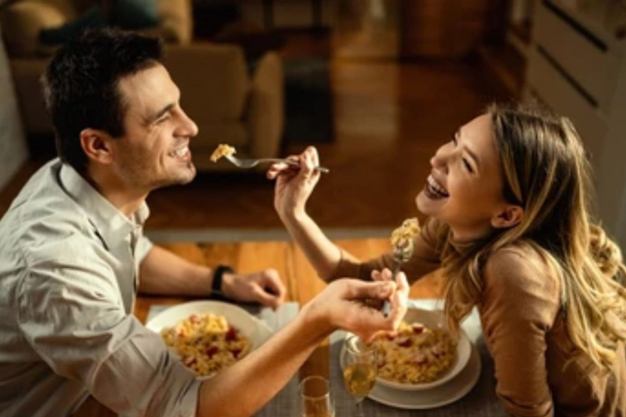 उष्ट खाल्ल्यानं फक्त प्रेमच नाही तर वाढतो गंभीर आजारांचा धोका; वेळीच घ्या काळजी