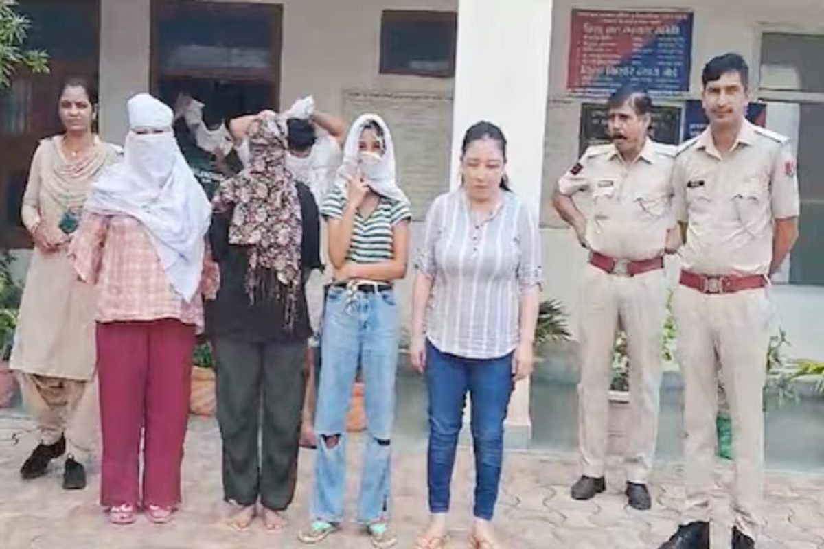एक घर में आती रही विदेशी लड़की, लगी लोगों की भीड़; पुलिस ने छापा मारा तो नजारा देखकर हैरान रह गई एक घर में आती रही विदेशी लड़की, लगी लोगों की भीड़; पुलिस ने छापा मारा तो नजारा देखकर हैरान रह गई