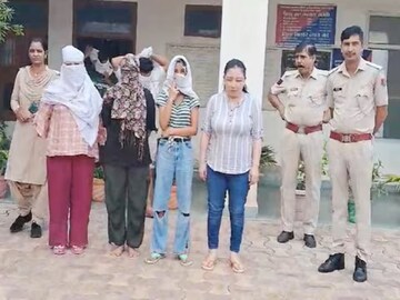 त्या घरात परदेशी तरुणी करायची काय? त्या घरात परदेशी तरुणी करायची काय?