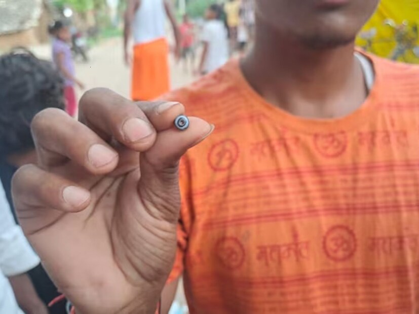 5 हजार ते 50 हजार रुपये किमतीचे छोटे मौल्यवान मोती आणि रत्नांची येथे विक्री झाल्याचं सांगण्यात येतं. हे पर्वत गया जिल्ह्यातील वजीरगंज ब्लॉकमधील हंसराज आणि सोमनाथ टेकड्या आहेत. दोन्ही टेकड्या एकमेकांना लागून असून या टेकडीच्या खाली हसरा गाव वसलेलं आहे. येथे मुसळधार पाऊस पडला की डोंगराच्या पायथ्यापासून मोती बाहेर पडतात. मोती गावाकडे वाहतात आणि शेतात जातात.