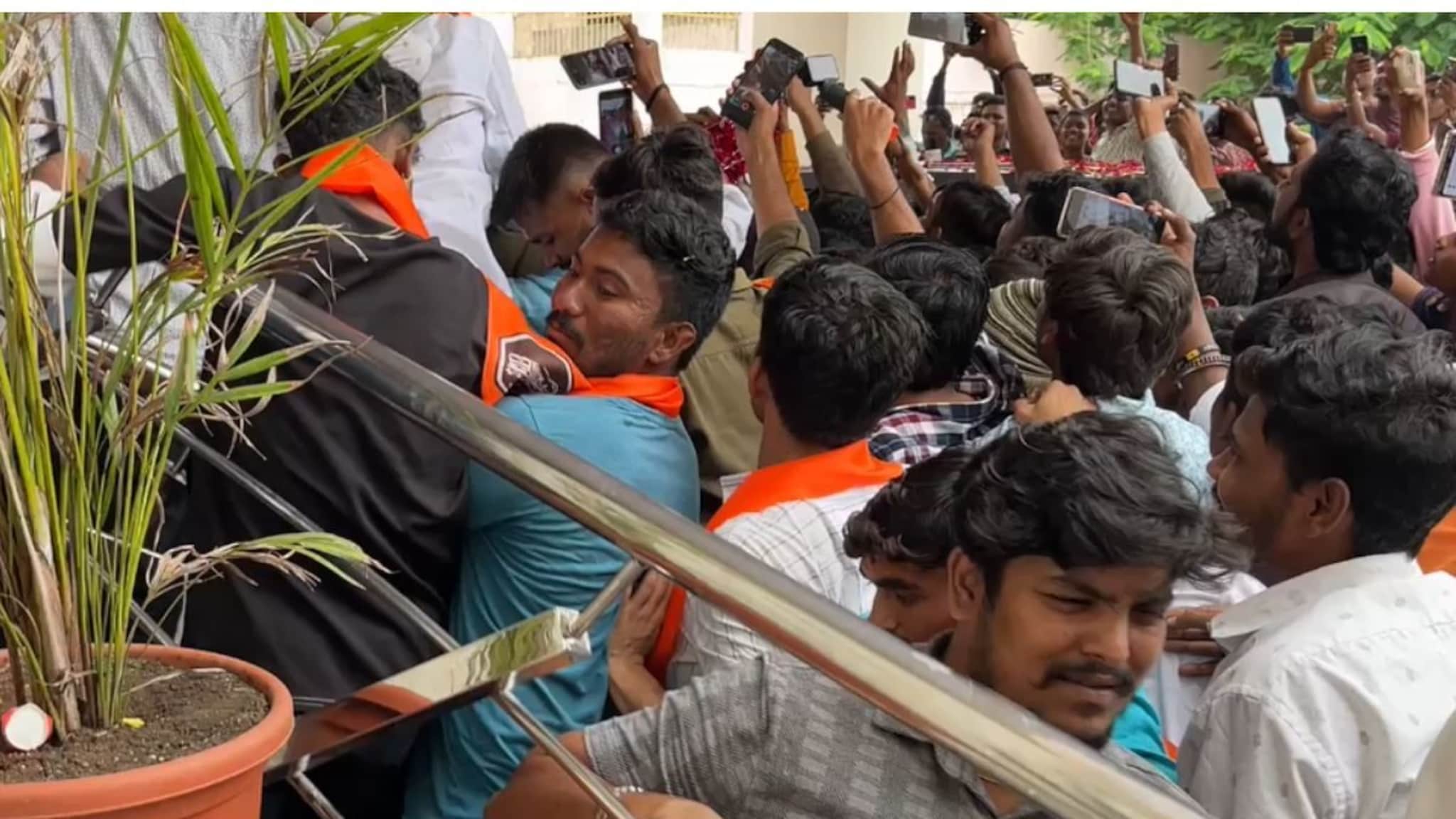 राज ठाकरेंच्या स्वागतासाठी कार्यकर्त्यांची तुफान गर्दी, रेलिंग तुटली अन्.. VIDEO