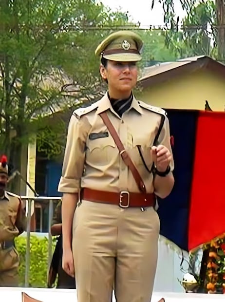 टीमने 64 बोडो दहशतवाद्यांना पकडलं -दहशतवादी संघटनांकडून त्यांना जिवे मारण्याच्या धमक्या खूप वेळा मिळाल्या; पण संजुक्ता पराशर घाबरल्या नाहीत. त्यांनी 2015मध्ये बोडो दहशतवाद्यांविरोधात मोठं ऑपरेशन राबवलं. त्यामध्ये 15 महिन्यांत 16 दहशतवादी मारले गेले. त्यांच्या टीमने 64 बोडो दहशतवाद्यांना पकडलं आणि खूप शस्त्रास्त्रं व दारूगोळा जप्त केला. यापूर्वी 2014मध्ये त्यांच्या टीमने 175 दहशतवाद्यांना पकडलं होतं आणि 2013 मध्ये 172 दहशतवाद्यांना पकडलं होतं.
