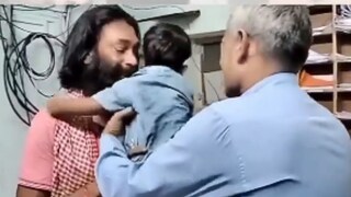 किडनॅपरला मिठी मारुन रडायला लागला चिमुकला