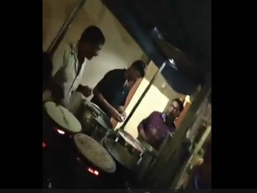 बऱ्याच लोकांना स्ट्रीट फूड खायला आवडतं. रस्त्यावर खाद्यपदार्थांचे असे कितीतरी स्टॉल लागतात. असाच रस्त्यावर हातगाडीवर मिळणारा डोसा खाण्यासाठी गेलं ते एक कपल. पण इथं विक्रेत्याने डोसा उशिरा दिल्याने कपलनं राडा केला आहे.