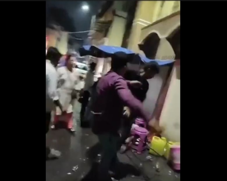 निकून ठक्कर असं हातगाडीवर राडा करणाऱ्या व्यक्तीचं नाव आहे. व्हिडीओमध्ये तो आक्रमक झालेला दिसतो. हातगाडीजवळ तोडफोड करताना दिसतो.