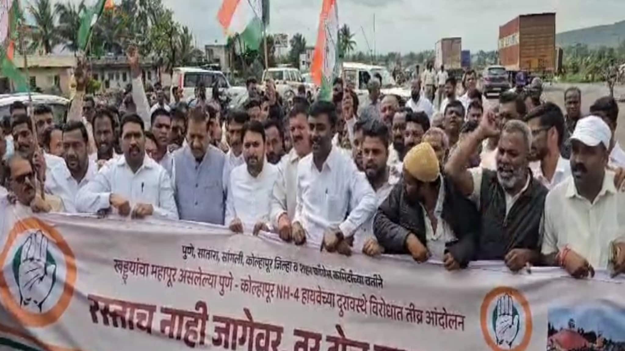 VIDEO| टोल नाक्यावर काँग्रेसचं आंदोलन, कराडमध्ये सरकारविरोधात जोरदार घोषणाबाजी