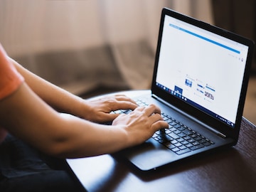 तुमचा Laptop हॅक तर झाला नाहीये ना? या संकेतांवरुन लगेच व्हा सतर्क