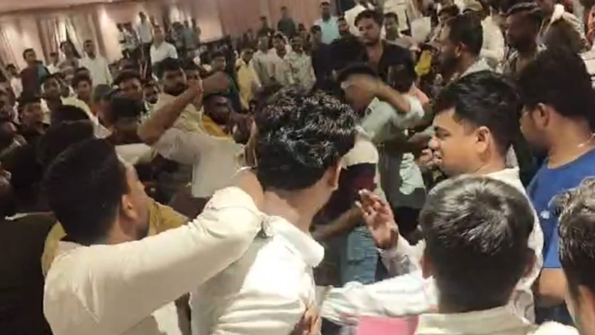 Raj Thackeray : राज ठाकरे बैठकीतून बाहेर पडताच मनसेच्या 2 गटात राडा! चंद्रपुरातील घटना