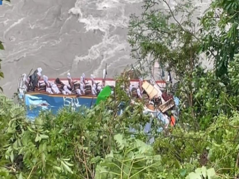  40 प्रवाशांनी भरलेली बस नदीत कोसळून मोठी दुर्घटना घडली. तनहुन जिल्ह्यातील मार्सयांगडी नदीत बस कोसळली, प्राथमिक माहितीनुसार या बसचा नंबरप्लेट UP FT 7623 आहे. 