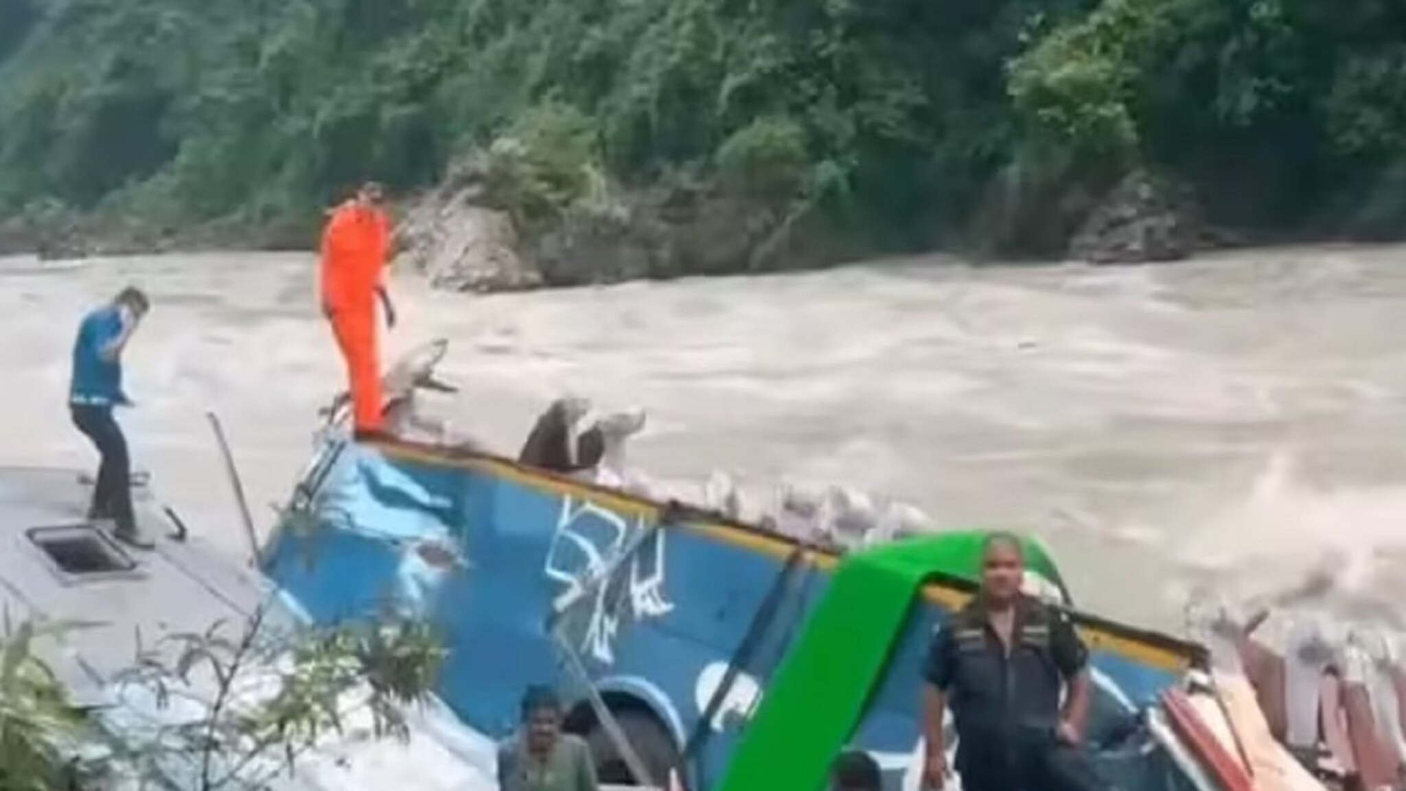 महाराष्ट्रातील 41 पर्यटकांच्या बसचा नेपाळमध्ये अपघात, 14 जणांचा मृत्यू