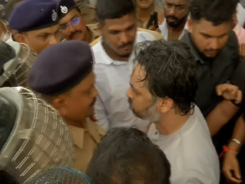 भाजपचे कार्यकर्ते यावेळी आक्रमक झाले होते. तेव्हा निलेश राणे यांनी त्याला १० फुटांचा रस्ता सोडलाय. वाट मोकळी करून दिलीय.  काही होणार नाही त्याला. त्यांना जाऊदे असं म्हटलं. 