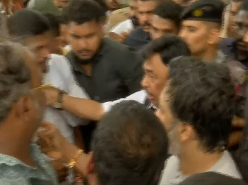 दहा फुटाचा रस्ता दिलाय त्याला. आम्ही जाणार नाही, त्याला सांगा, दहा फुटाचा रस्ता सोडलाय, जाऊदे त्याला असं म्हणत निलेश राणे संतापले. पोलिसांचा मोठा फौजफाटा पुतळ्याच्या परिसरात तैनात करण्यात आला आहे.