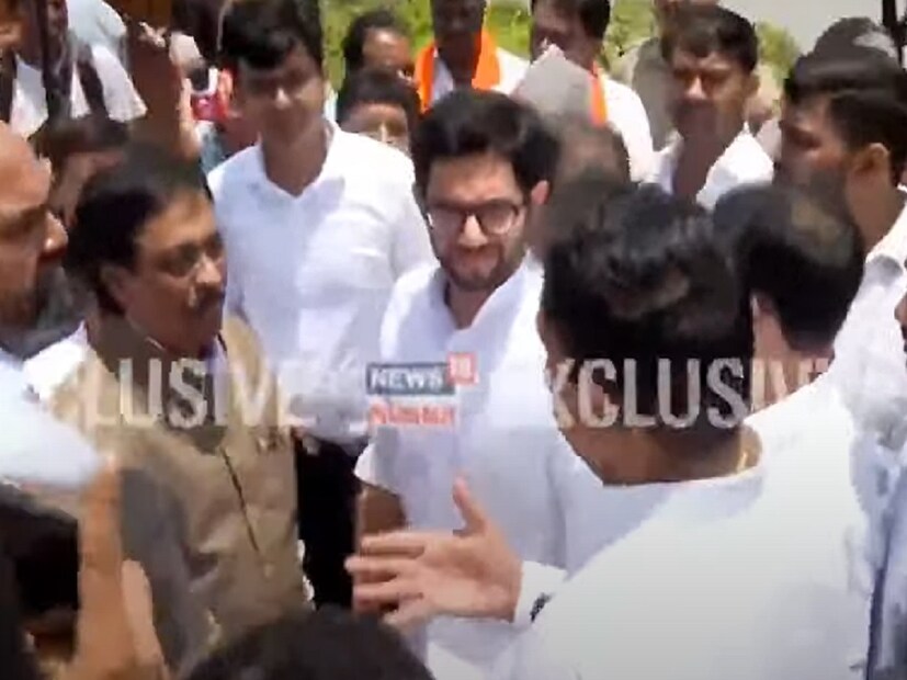 राणे पिता-पुत्र पोलिसांवर भडकले. आदित्य ठाकरेंना बाहेर काढा अशी आक्रमक भूमिका नारायण राणे आणि निलेश राणे यांनी घेतली. राष्ट्रवादी शरद पवार गटाचे नेते जयंत पाटील यांनी दोन्ही बाजूच्या नेत्यांना शांतता राखण्याचं आवाहन केलं.