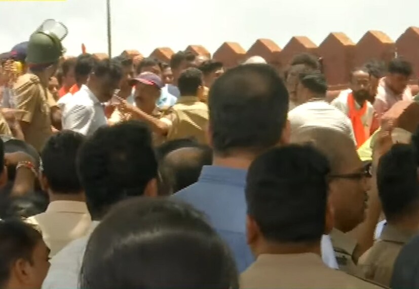 किल्ल्यावर जिथं पुतळा पडला तिथं मविआचे नेते भेट देण्यासाठी गेले होते. शिवसेना ठाकरे गटाचे नेते आदित्य ठाकरे गेले असताना तिथे खासदार नारायण राणे आणि निलेश राणेही तिथे आले. तेव्हा दोन्ही गटाच्या नेत्यांचे समर्थक आमने सामने आले.
