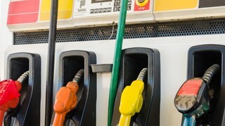 सध्या अमेरिकेत एक लिटर पेट्रोल 0.96 डॉलरमध्ये उपलब्ध आहे. भारतीय रुपयात बघितले तर तिथे पेट्रोलची किंमत 80 रुपये प्रति लिटर आहे.
