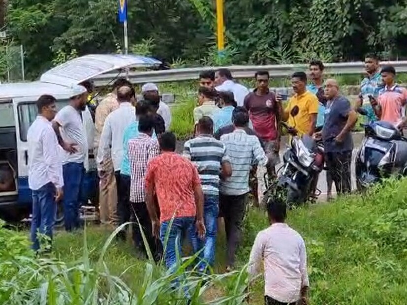 एकाच कुटुंबातील तिघांच्या मृत्यूने कुटुंबावर मोठा दु:खाचा डोंगर कोसळला आहे. मृतदेह उत्तरीय तपासणीसाठी पाठवण्यात आले आहेत.