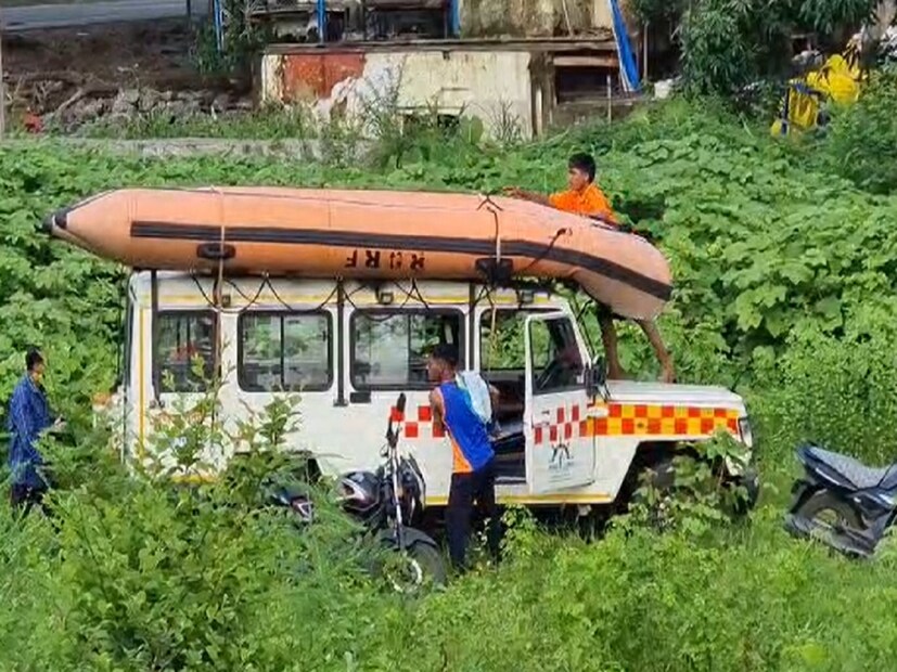 सावित्री नदीत पोहायला उतरल्यानंतर तिघांनाही अंदाज न आल्याने ते बुडाले. त्यांचे मृतदेह बाहेर काढण्यात आले आहेत.