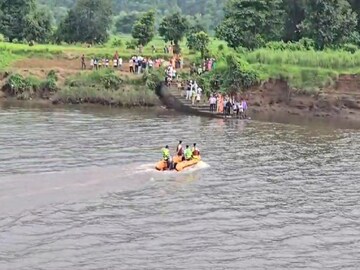 Raigad : महाबळेश्वरहून महाडला गेले, सावित्री नदीत पोहताना बुडाले; तिघांचा मृत्यू Raigad : महाबळेश्वरहून महाडला गेले, सावित्री नदीत पोहताना बुडाले; तिघांचा मृत्यू