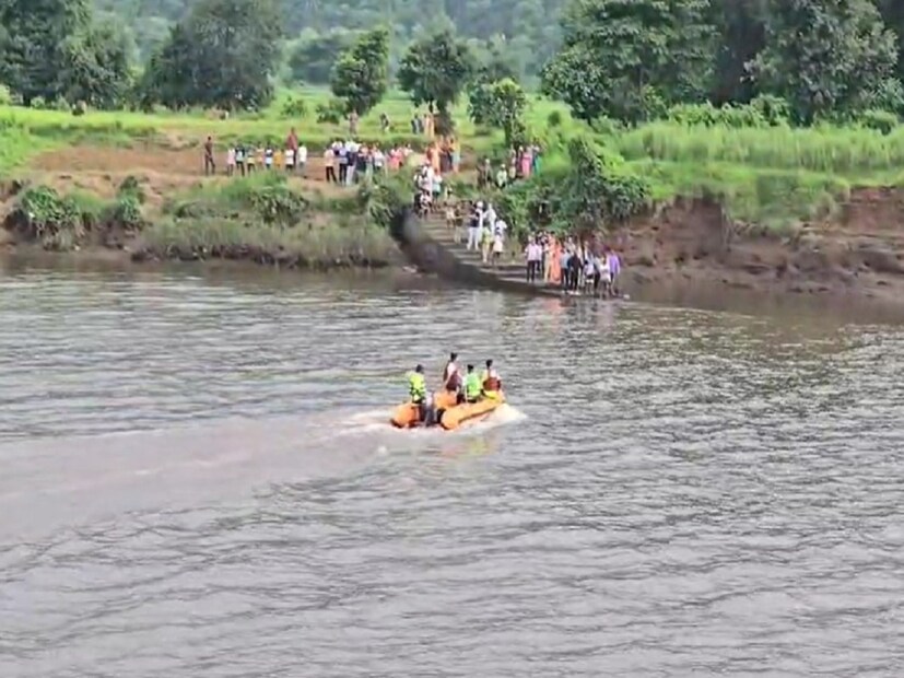 महाबळेश्वरहून महाडला फिरायला गेलेल्या तिघांचा सावित्री नदीत बुडून मृत्यू झाल्याची दुर्दैवी घटना घडलीय. महाबळेश्वरहून महाडला फिरायला गेलेल्या तिघांचा सावित्री नदीत बुडून मृत्यू झाल्याची दुर्दैवी घटना घडलीय.