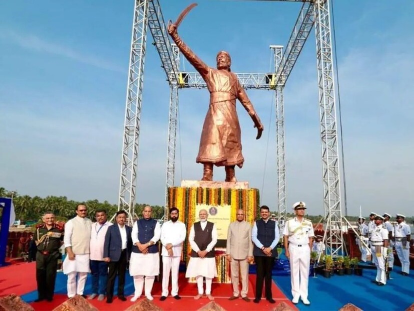 मालवणच्या किनार्‍यावर उत्तरेकडे खडकाळ आणि उंच भागावर असलेल्या मोकळ्या जागेत राजकोटचा किल्ला बांधण्यात आला. राजकोट किल्ला उंचावर असल्यामुळे उत्तरेकडील समुद्रावर लक्ष ठेवणं सहज शक्य झालं. या किल्ल्यामुळे सिंधुदर्ग किल्ल्याचं जमिनीवरील हल्ल्यापासून संरक्षण झालं.