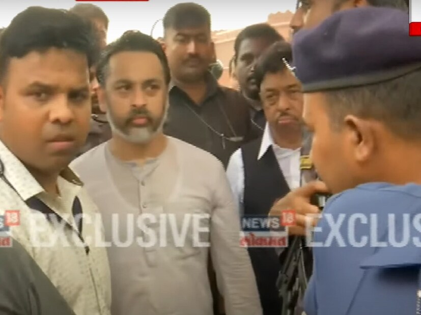 ठाकरे गटाचे समर्थक जात असताना घोषणाबाजी करण्यात आली.  पेंग्विन, पेंग्विन असं म्हणत आदित्य ठाकरेंना डिवचण्याचा प्रयत्न झाला. दरम्यान, आदित्य ठाकरे यांनीही बाहेर पडताना घोषणाबाजी केली.  यामुळे प्रचंड तणावाचं वातावरण निर्माण झालं होतं. एकमेकांच्या अंगावर धावून जाण्याचा प्रकारही घडला. 