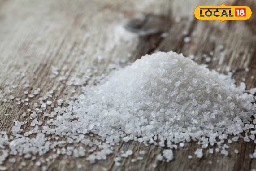 आयोडीनयुक्त मीठ हे आयोडीन समृद्ध असल्याने थायरॉईड ग्रंथीसाठी खूप फायदेशीर आहे. हे मीठ घरांमध्ये सर्वात जास्त वापरलं जातं. पण हे मिठाचंही मर्यादित प्रमाणात सेवन केलं पाहिजे. आयोडीनयुक्त मीठ खाल्ल्याने ताण-तणाव कमी होतो.